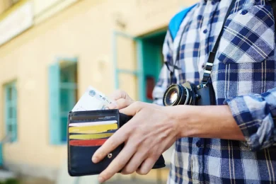 Mit den Kreditkarten des ADAC kann man im Ausland kostenfrei Bargeld