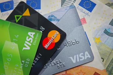 Viele Anbieter bieten auch Prepaid-Kreditkarten und einfache Debitkarten an
